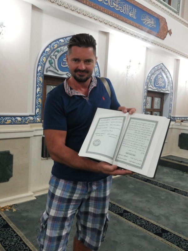 Mečetėje su koranu rankose